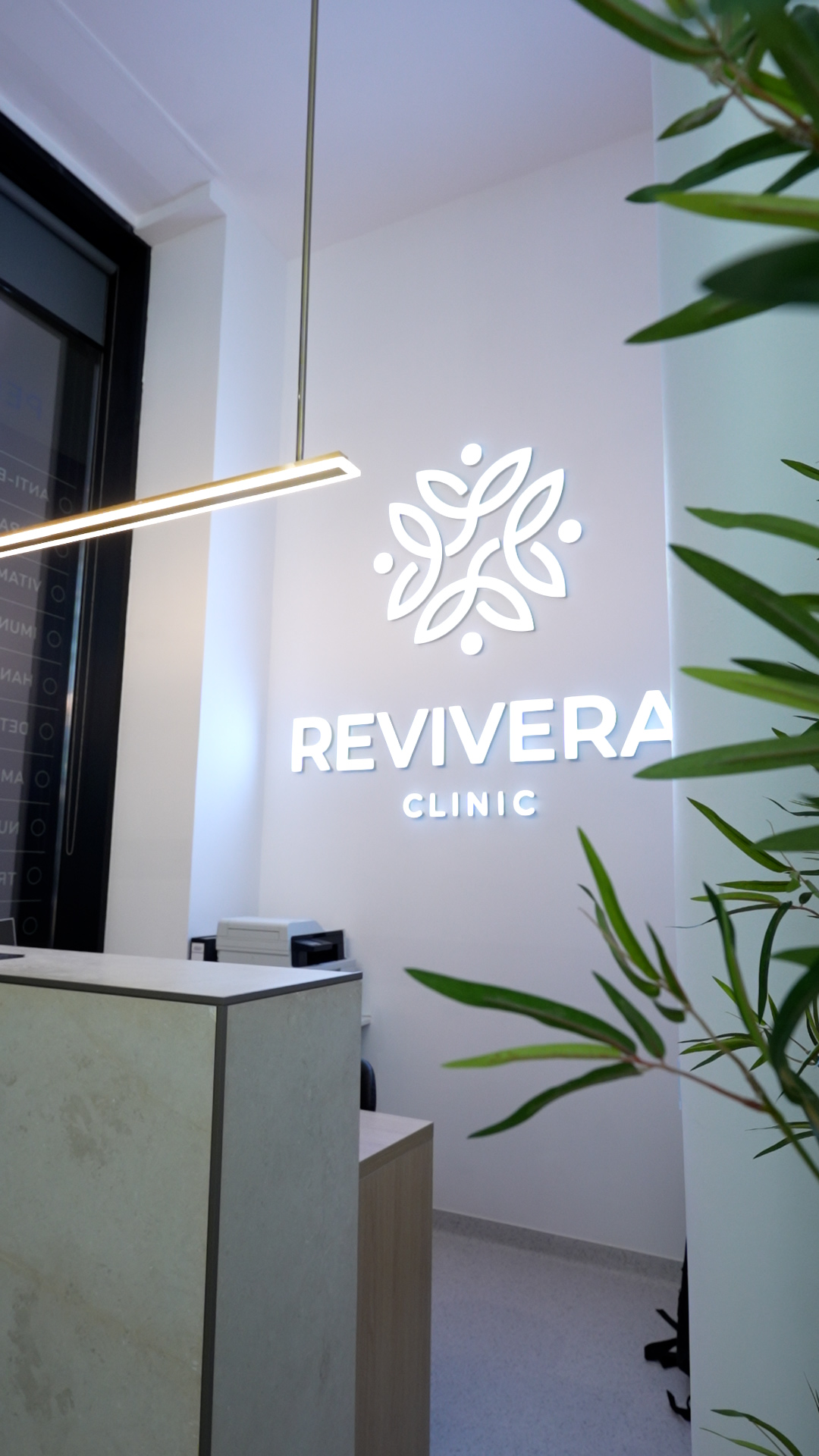 Recepție cu logo și vegetație