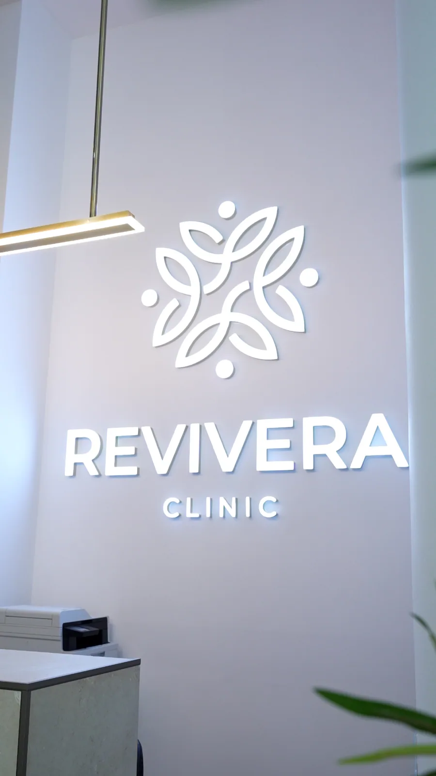 Logo Revivera Clinic iluminat